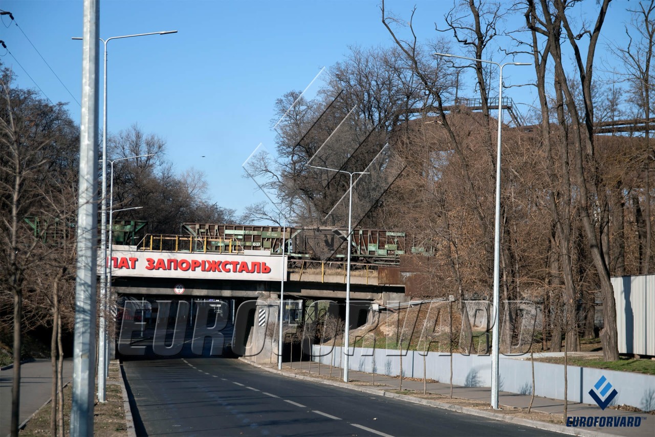 Опори вуличного освітлення біля залізничного мосту
