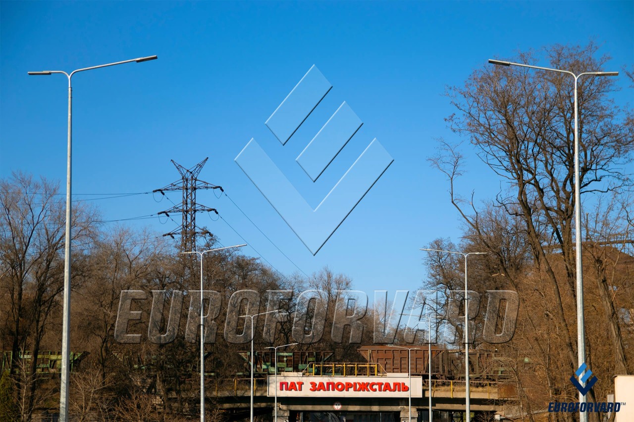 Опори вуличного освітлення вздовж автошляху біля мосту