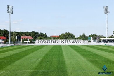 Стадіонні вежі освітлення на великому спортивному комплексі