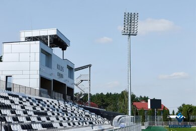 Стадіонні вежі освітлення з ракурсу біля глядацьких трибун