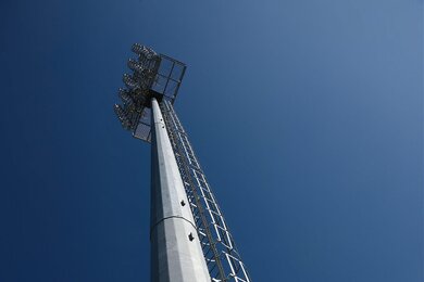 Стадіонні вежі освітлення, вид знизу