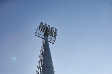 Стадіонні вежі освітлення, вид знизу в денний час