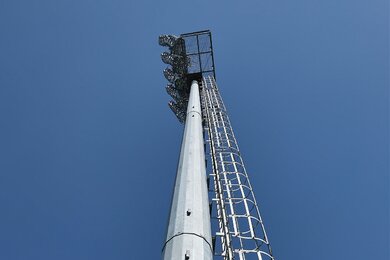 Стадіонні вежі освітлення, вид на вежу знизу