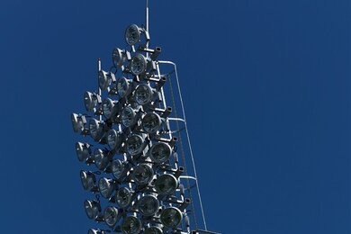 Стадіонні вежі освітлення, верхівка з прожектором