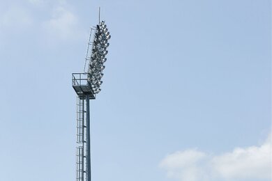 Стадіонні вежі освітлення на спортивному обʼєкті