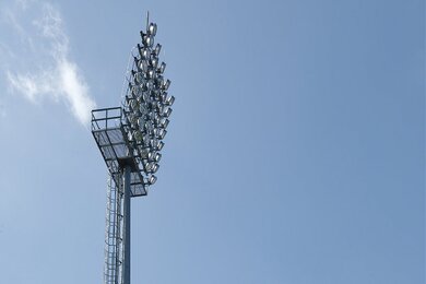 Стадіонні вежі освітлення біля прапорів стадіону