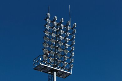 Стадионные мачты освещения с близким планом верхушки
