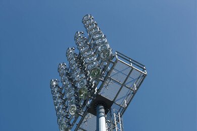 Стадионные мачты освещения с близким планом верхушки, вид снизу