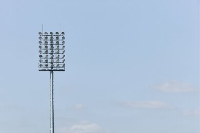 Стадионные мачты освещения на спортивном поле
