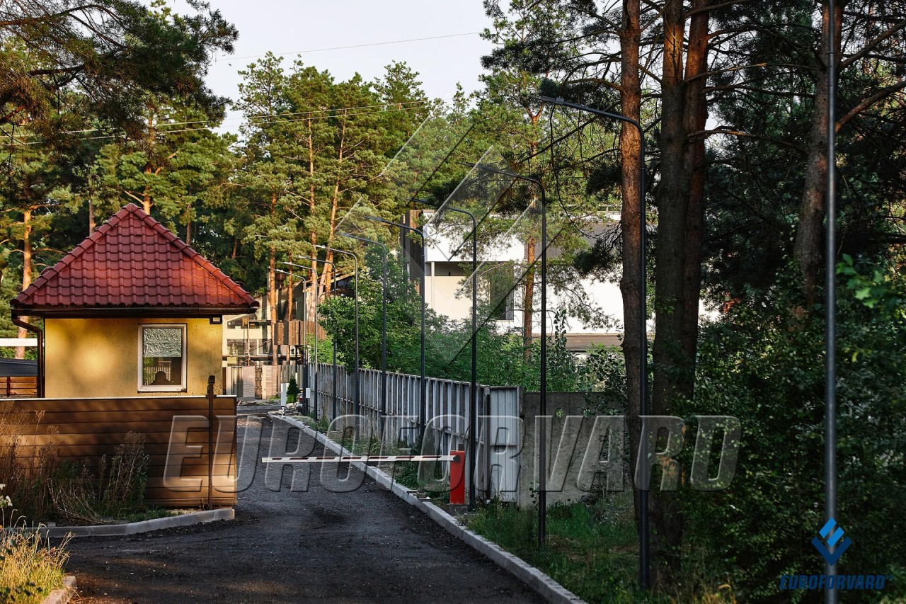Опори паркового освітлення біля паркану в комплексі