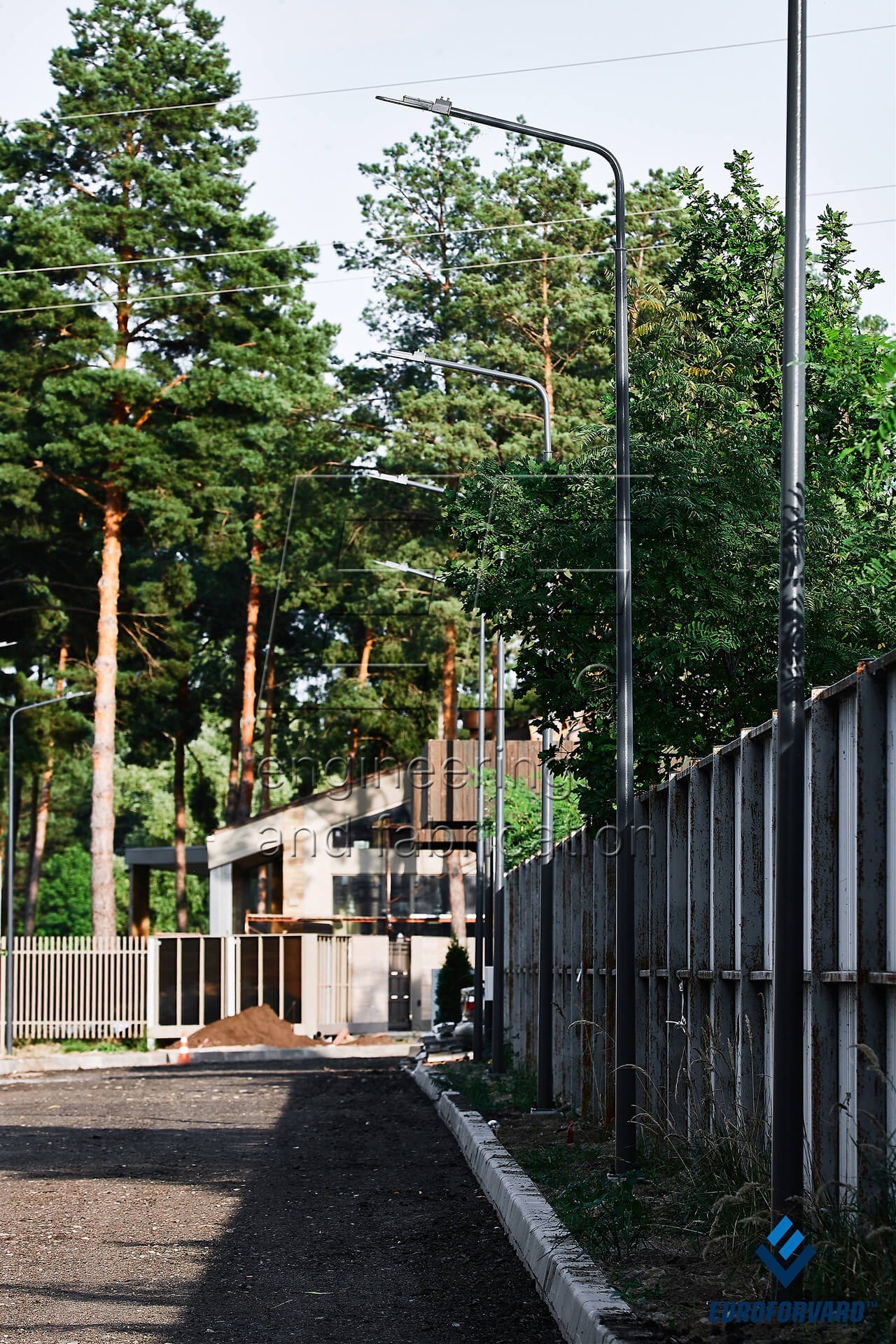 Опоры паркового освещения возле коттеджей