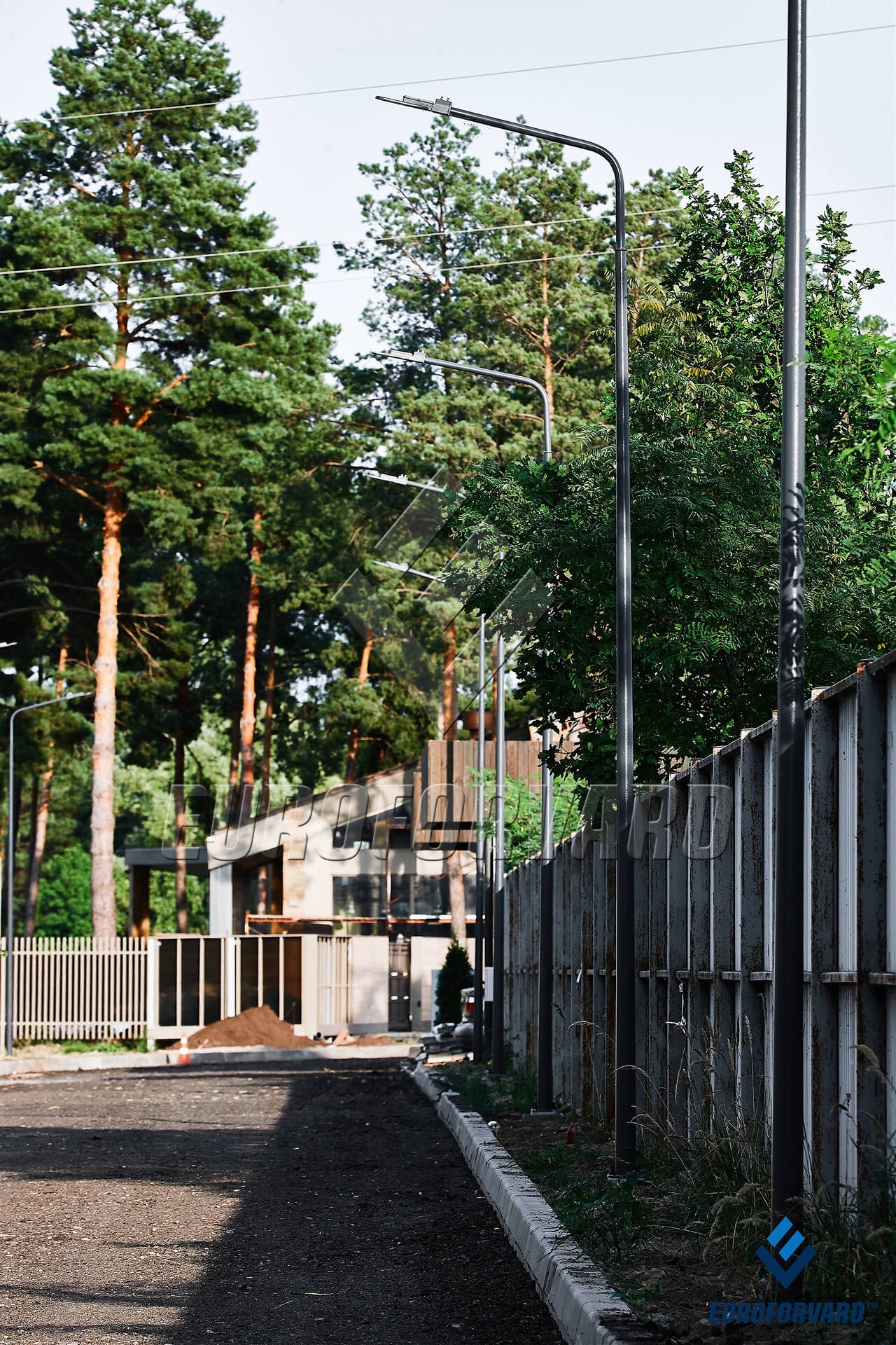 Опоры паркового освещения возле коттеджей