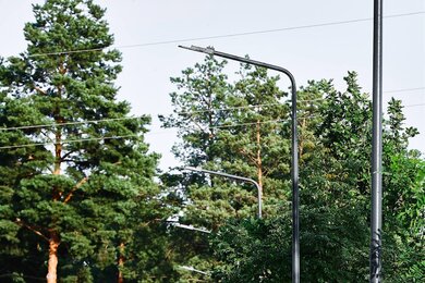 Опоры паркового освещения возле коттеджей