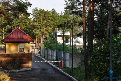 Опоры паркового освещения возле забора в комплексе
