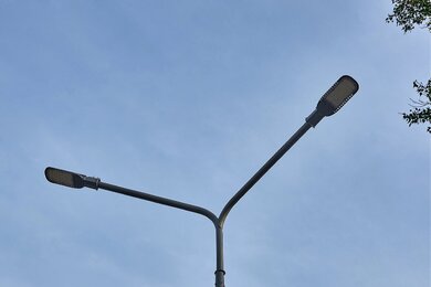 Опоры паркового освещения, верх опоры днем