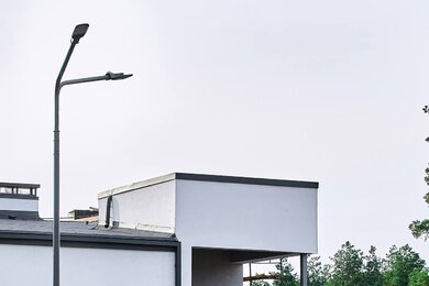 Опоры паркового освещения возле коттеджа