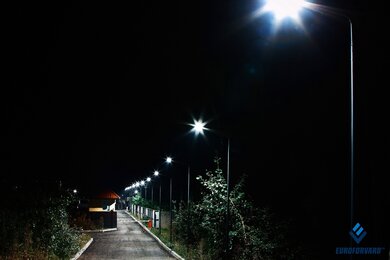 Опоры паркового освещения дороги в комплексе ночью