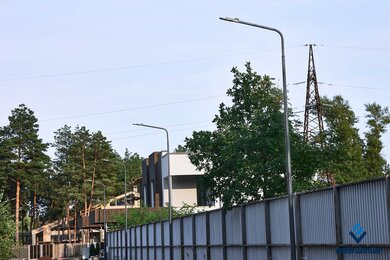 Опоры паркового освещения возле ограждения