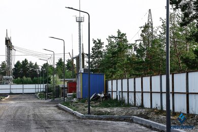 Опоры паркового освещения возле дороги в комплексе
