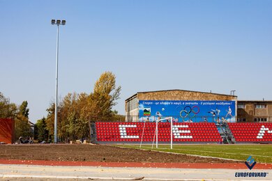 Стадіонні вежі освітлення на спортивному стадіоні вдень