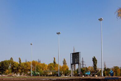 Стадіонні вежі освітлення вздовж стадіону вдень
