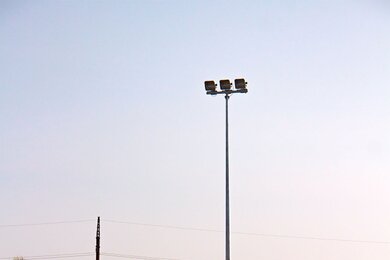 Стадіонні вежі освітлення біля спортивного поля