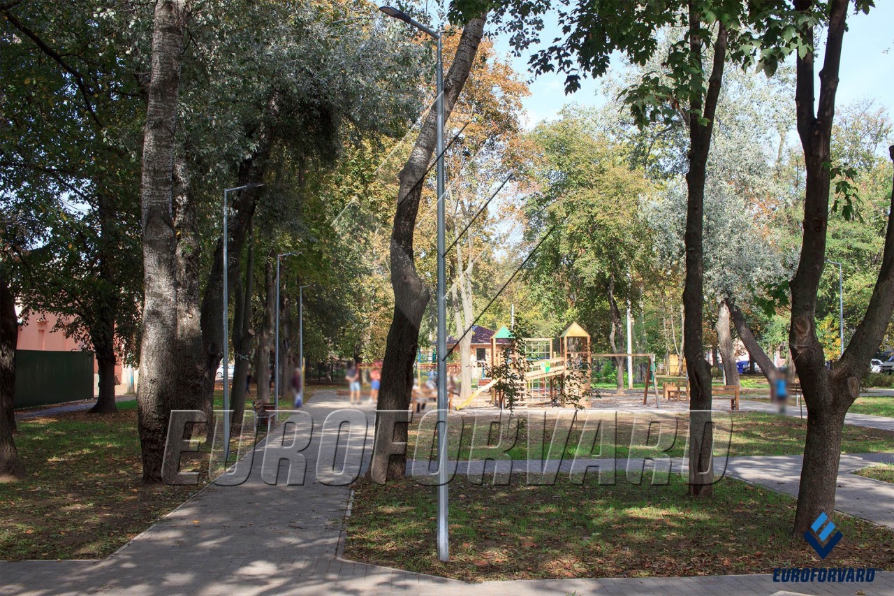 Опори паркового освітлення вздовж скверу
