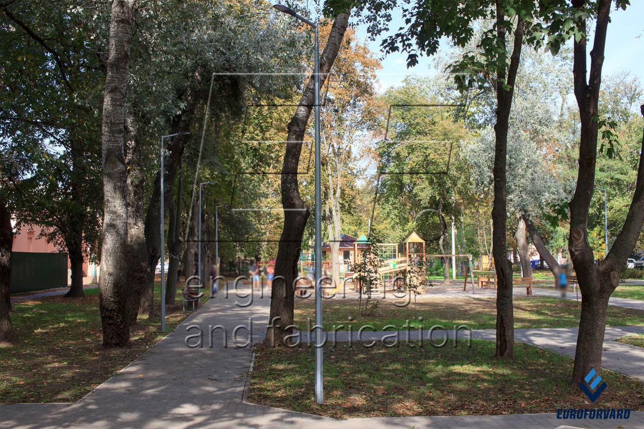 Опори паркового освітлення вздовж скверу