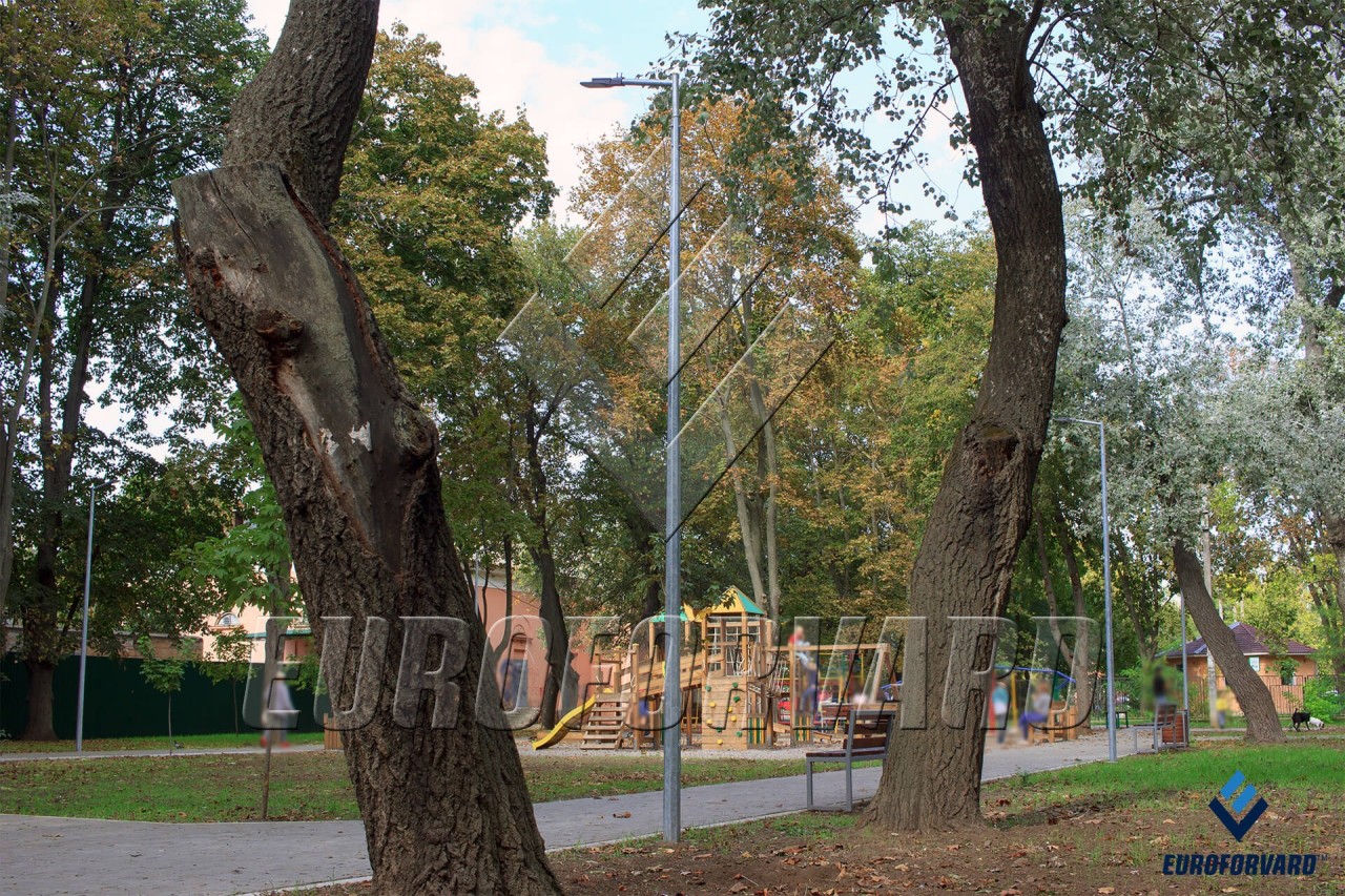 Опори паркового освітлення вздовж доріжки в сквері