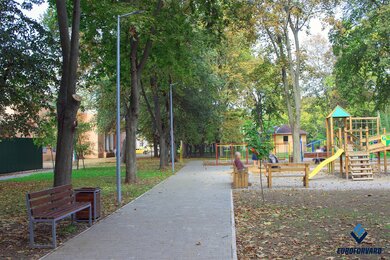 Опори паркового освітлення вздовж зони скверу