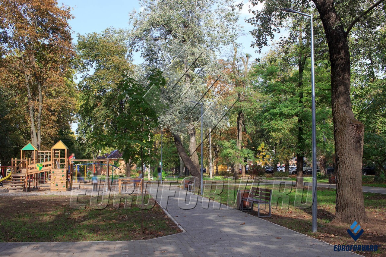 Опори паркового освітлення у сквері вдень