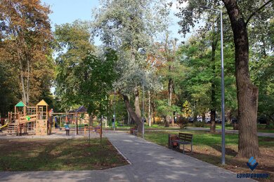 Опори паркового освітлення у сквері вдень