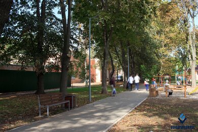 Опори паркового освітлення вздовж доріжки скверу