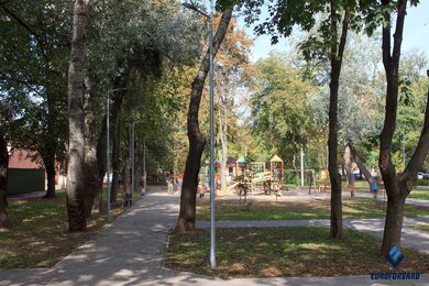 Опоры паркового освещения вдоль сквера