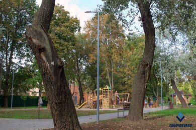 Опоры паркового освещения вдоль дорожки в сквере