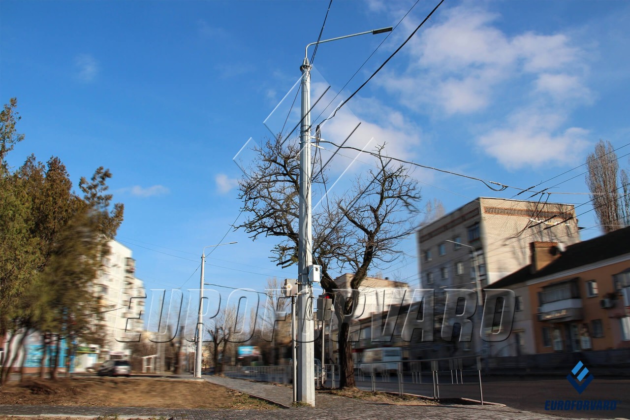 Опоры крепления контактной сети днем возле дороги