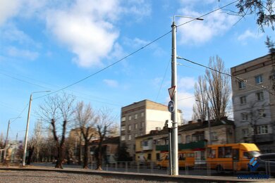 Опоры крепления контактной днем возле автодороги