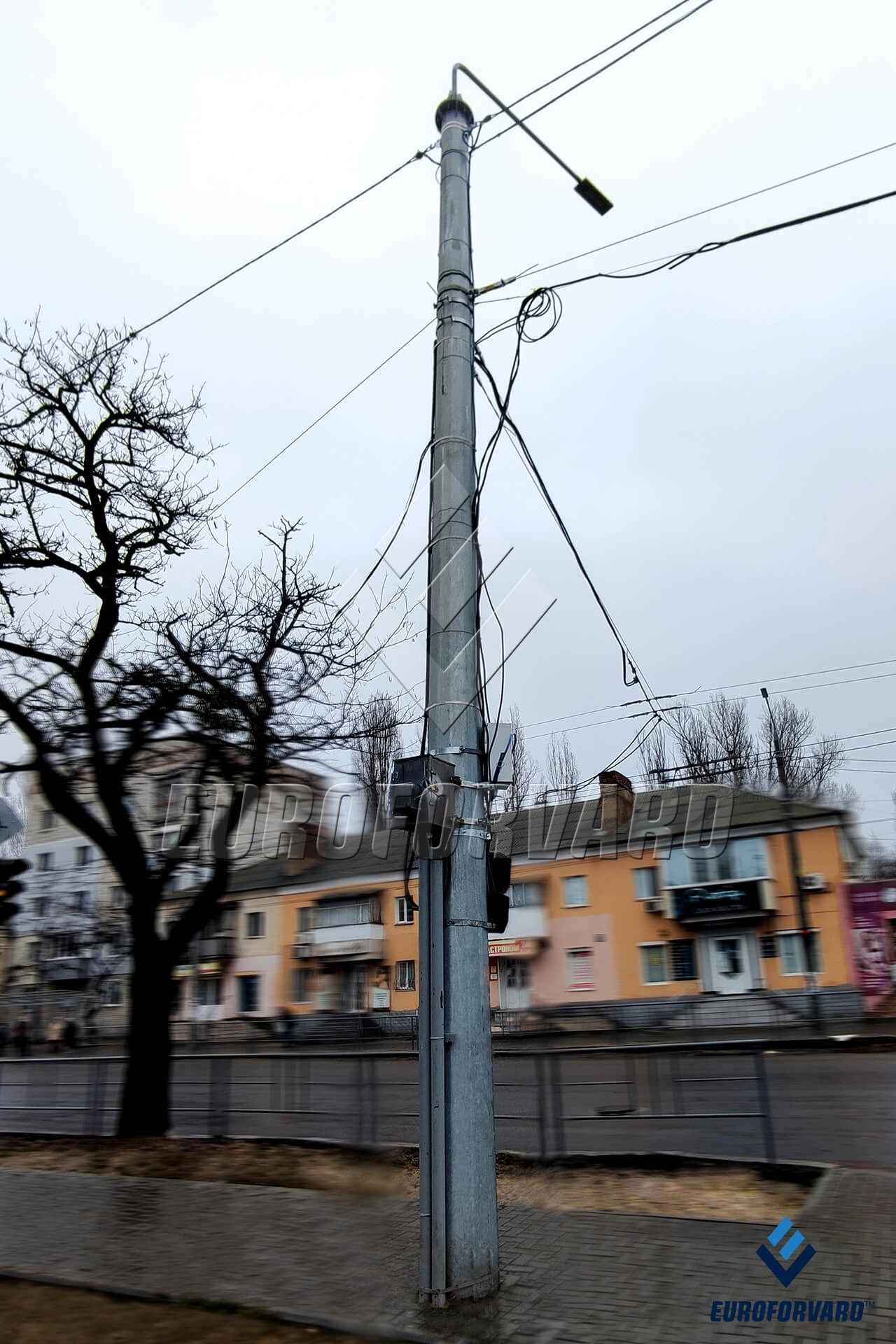 Опоры крепления контактной днем возле городской автодороги