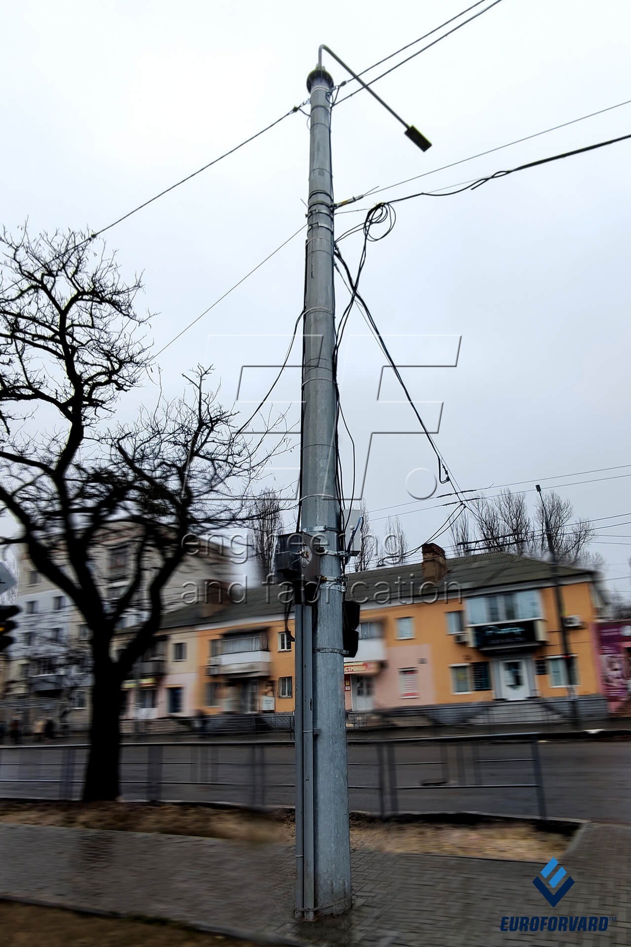 Опоры крепления контактной днем возле городской автодороги