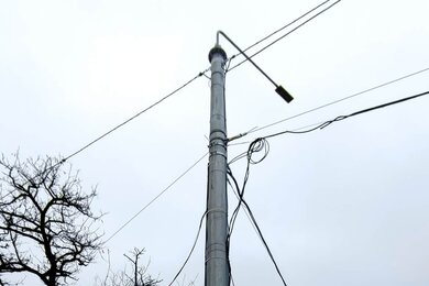 Опоры крепления контактной днем возле городской автодороги