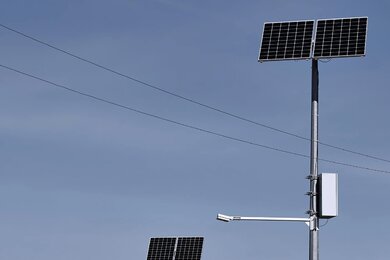 Опори для автономного освітлення вздовж дороги
