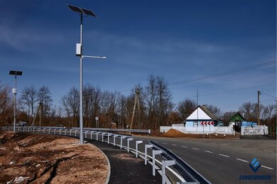 Опори для автономного освітлення вздовж автодороги, вид справа