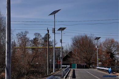 Опори для автономного освітлення біля дороги вдень