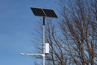 Опори для автономного освітлення біля автомобільної дороги