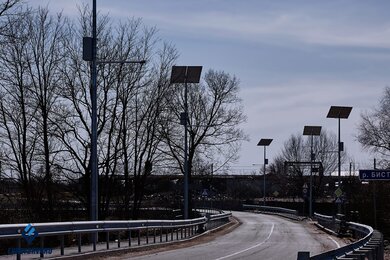 Опори для автономного освітлення біля автомобільної дороги вдень