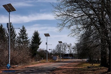Опори для автономного освітлення уздовж асфальтованої дороги