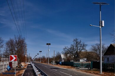 Опори для автономного освітлення вздовж дороги вдень