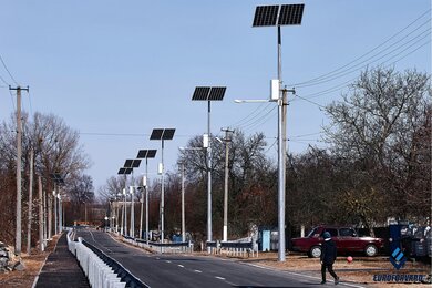 Опори для автономного освітлення вздовж автодороги вдень