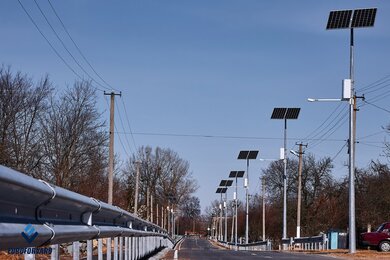 Опори для автономного освітлення вздовж дороги, вид справа