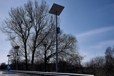 Опори для автономного освітлення вздовж автомобільної дороги вдень